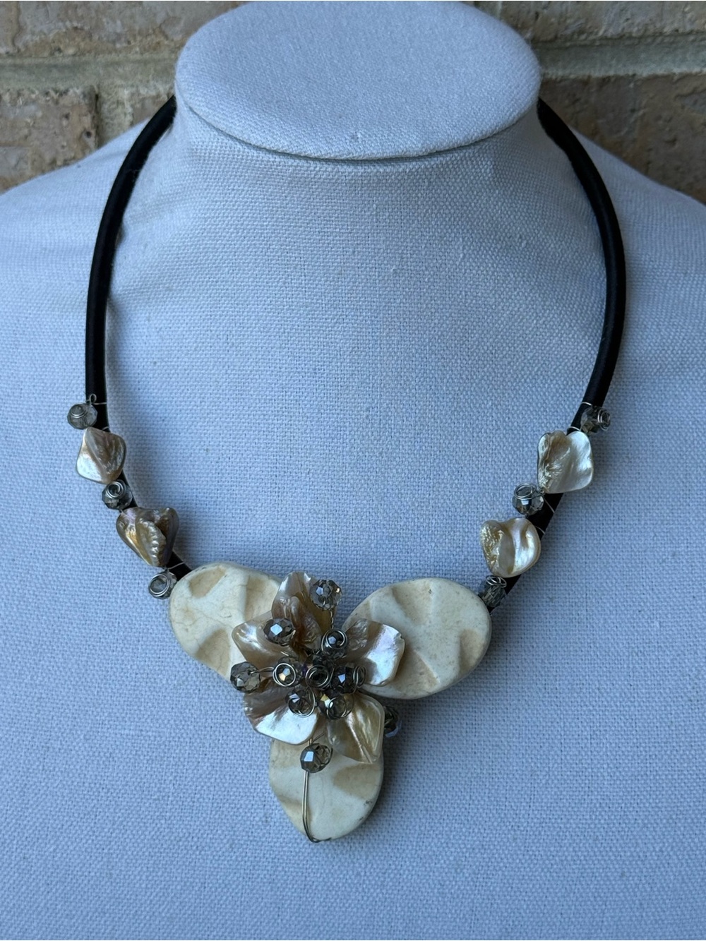 Elegant Cream Mother-of-Pearl Floral Pendant Necklace - Women Jewelry
